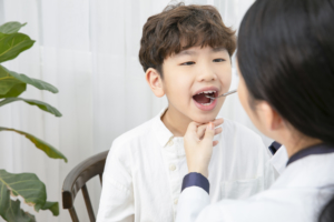 子どもの口臭のもと「膿栓」は取った方がいい？自然に取れる？予防対策も