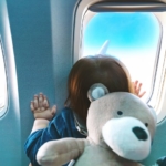 飛行機に乗る赤ちゃん