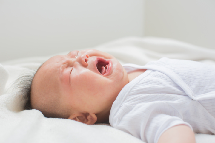 生後1ヶ月の赤ちゃんが「ずっと泣いてる」のはなぜ？少し放置しちゃダメ？