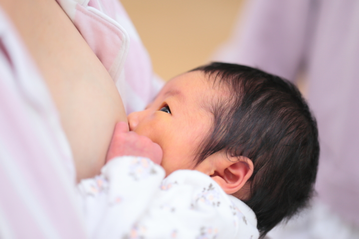 生後1ヶ月 母乳量 授乳時間ってどれくらい 足りないサインは Kosodate Life 子育てライフ