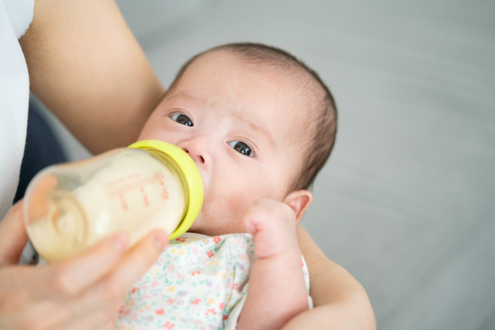 生後1ヶ月のミルクの量 間隔 回数 混合 完ミ トータル量は 飲み過ぎサインも Kosodate Life 子育てライフ