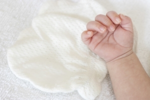 赤ちゃんの手とミトン