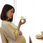 食べ物を見つめる妊婦