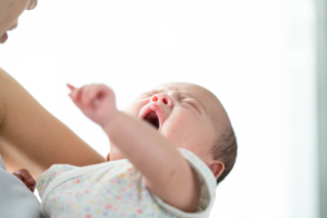 生後2ヶ月の赤ちゃんが泣き止まない！放置しちゃダメ…？病気の可能性は？
