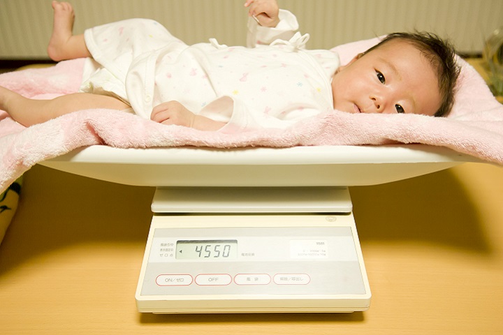 生後2ヶ月 体重は1日に何g増える 体重が増えすぎ 増えないときは Kosodate Life 子育てライフ