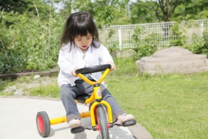 3歳なのに三輪車のペダルがこげない…楽しい練習方法＆教え方のコツ