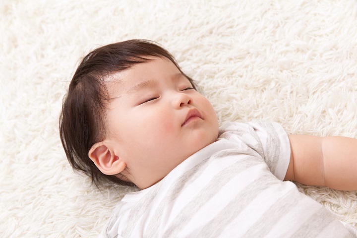 赤ちゃんが勝手に寝るのはいつから？自然にひとり寝できるようにする方法