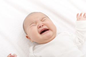 生後4ヶ月の夜泣きがツライ！いつまで続く？授乳や生活リズムなどの対策方法は？