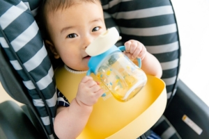 赤ちゃんに麦茶はいつから飲ませる？量や飲ませ方。どんな時にあげる？