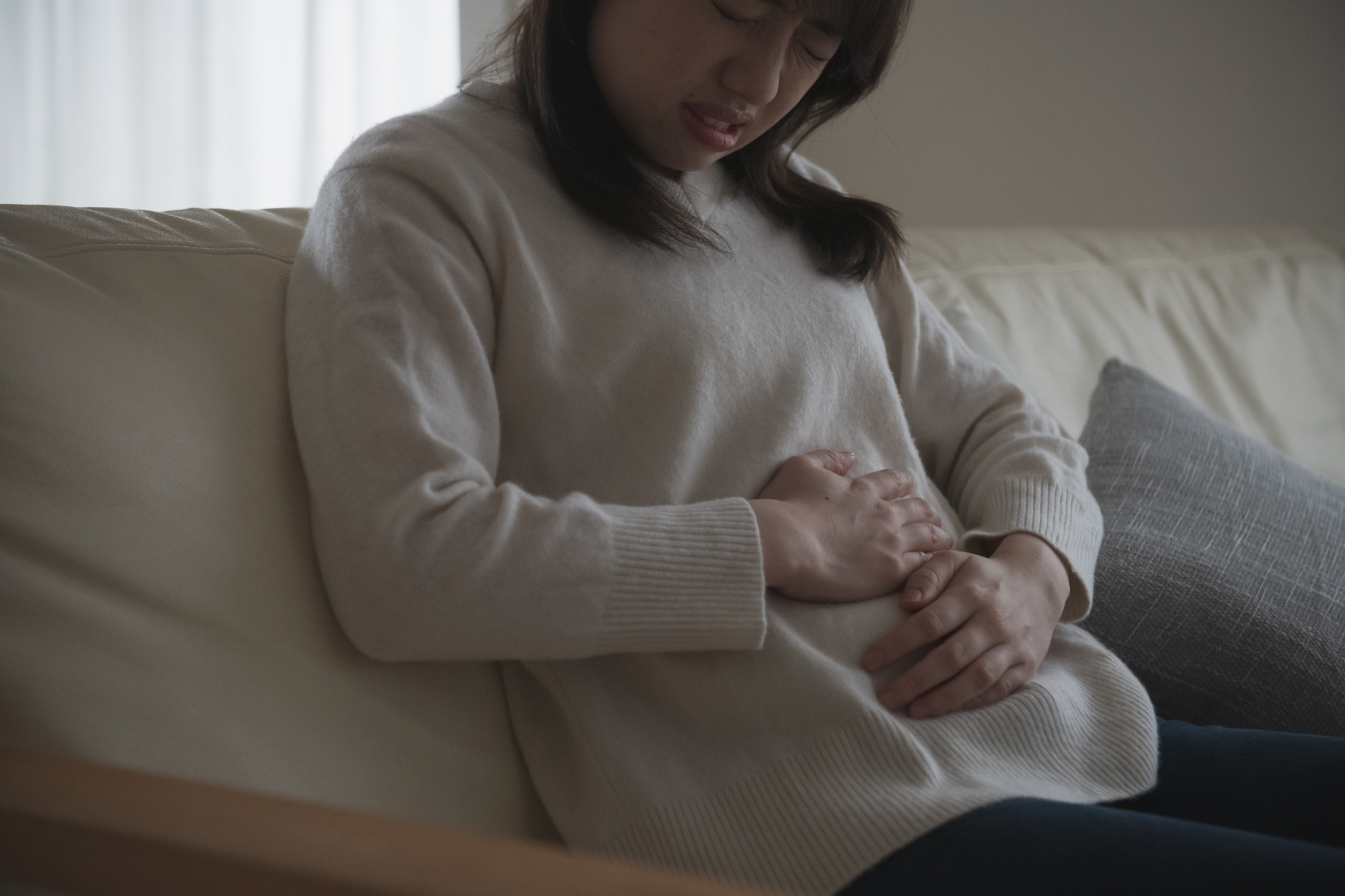 妊娠初期の腹痛…大丈夫？心配ない・病院に行くべきケースの判断目安