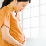 妊娠中期「引っ張られるような痛み」の正体は？胎児は大丈夫？