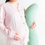 パジャマ姿の妊婦