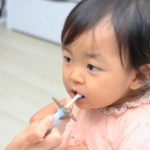 歯を磨く赤ちゃん