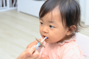 ショック！1歳児が虫歯になった…磨けていても虫歯になる？進行を止める治療について