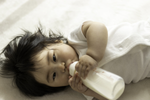 【生後8ヶ月】1日のミルクトータル量の目安は？飲みすぎ・飲まない原因