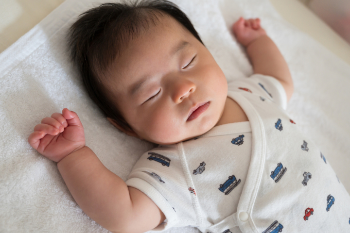 生後8ヶ月の理想の睡眠時間は？生活リズムを整えるコツや夜泣き対策も