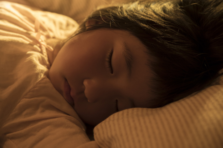 子どもが寝てる時に「急にむせる」…大丈夫？対処法は？受診目安も