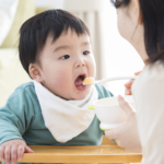 1歳児の離乳食量の目安。味付けの注意点や離乳食を食べないときの対処法も
