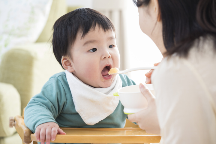 1歳児の離乳食量の目安。味付けの注意点や離乳食を食べないときの対処法も