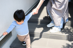 【医師監修】一歳半の子どもが「親の手を引いて連れて行く」自閉症の可能性や見分け方は？