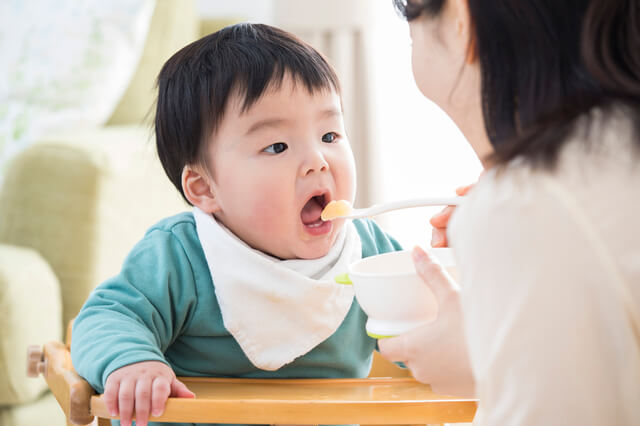 李夕食を食べる赤ちゃん