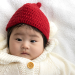【生後3ヶ月】赤ちゃんの冬の服装例｜室内・寝る時・外出時のコーデの選び方