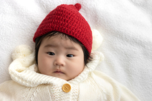 【生後3ヶ月】赤ちゃんの冬の服装例｜室内・寝る時・外出時のコーデの選び方