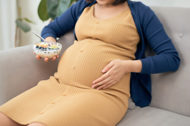 ヨーグルトを食べる妊婦