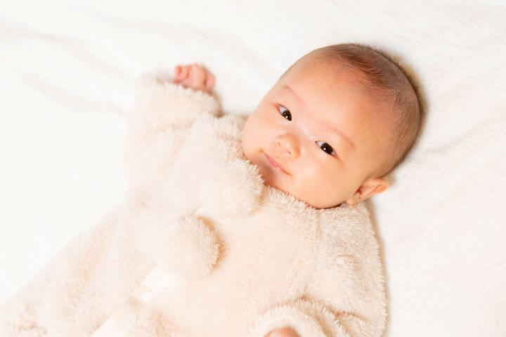 【生後1ヶ月】赤ちゃんの冬の服装例｜室内・お出かけ・寝る時の服選びのポイントや注意点
