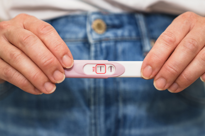【医師監修】妊娠検査薬で陽性なのに生理きた…妊娠してないの？尿かけすぎのせい？