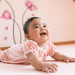【生後1ヶ月】赤ちゃんの春の服装例｜室内・お出かけ・寝る時の服選びのポイントや注意点