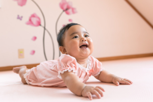 【生後1ヶ月】赤ちゃんの春の服装例｜室内・お出かけ・寝る時の服選びのポイントや注意点