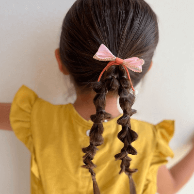 小学生の袴姿に似合う髪型：タイトなポニーテール