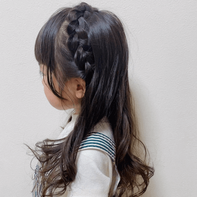 小学生の袴姿に似合う髪型：編み込みでカチューシャ風