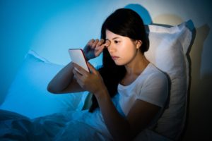 睡眠不足で認知症のリスクが高まる！予防に必要な睡眠時間は？｜医師監修