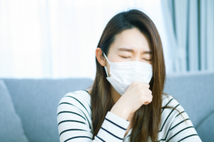 咳が止まらないときの5つの対処法｜原因はストレス？乾燥？吐きそうになることも…