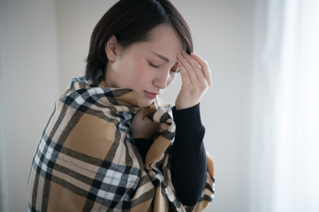 その頭痛、寒さが原因かも？気温と頭痛の関係と対策。吐き気も伴う場合は要注意！
