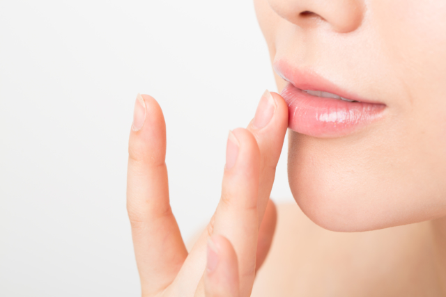 唇が乾燥する4つの原因 ストレスや胃腸の荒れも ビタミンa Bで対策を Medicalook メディカルック