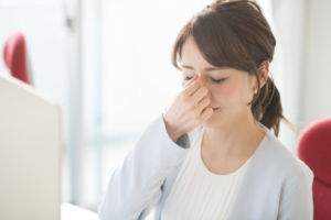 眼精疲労の頭痛を治す【6つの対策】薬は？治らないときは眼科に行くべき？
