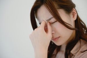 「目の奥が痛い頭痛」の治し方は？肩こりや鼻づまりも。ストレスが原因かも