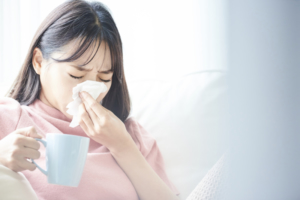 目のかゆみ・鼻水に！花粉症におすすめの漢方薬｜体質改善で予防も。授乳中もOK？
