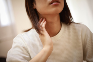 喉の違和感(詰まる感じ・痛み)は何科で受診？風邪/花粉症/ポリープ