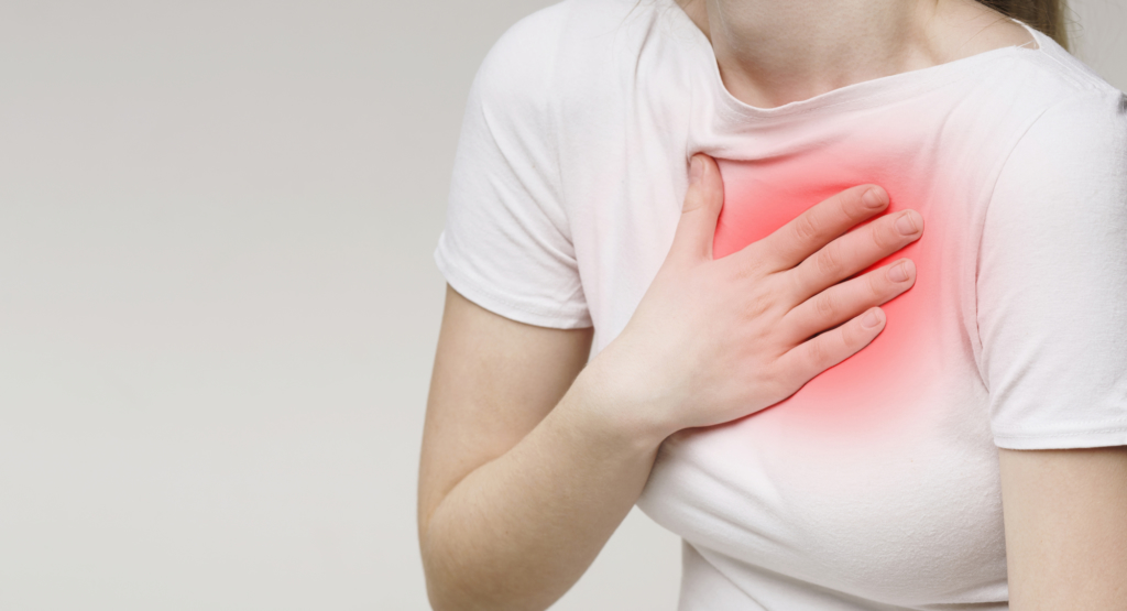 胸が痛い時は何科を受診？原因とすぐに病院に行くべき危険な症状