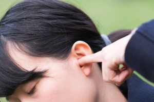 耳の入り口を押すと痛い…「外耳道炎」の治し方は？病院に行く目安も