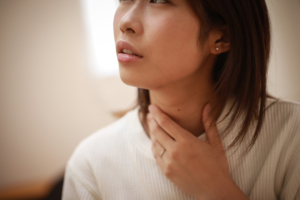 喉の違和感は｢声帯ポリープ｣？症状セルフチェック。原因や放置のリスクも。病院は何科？