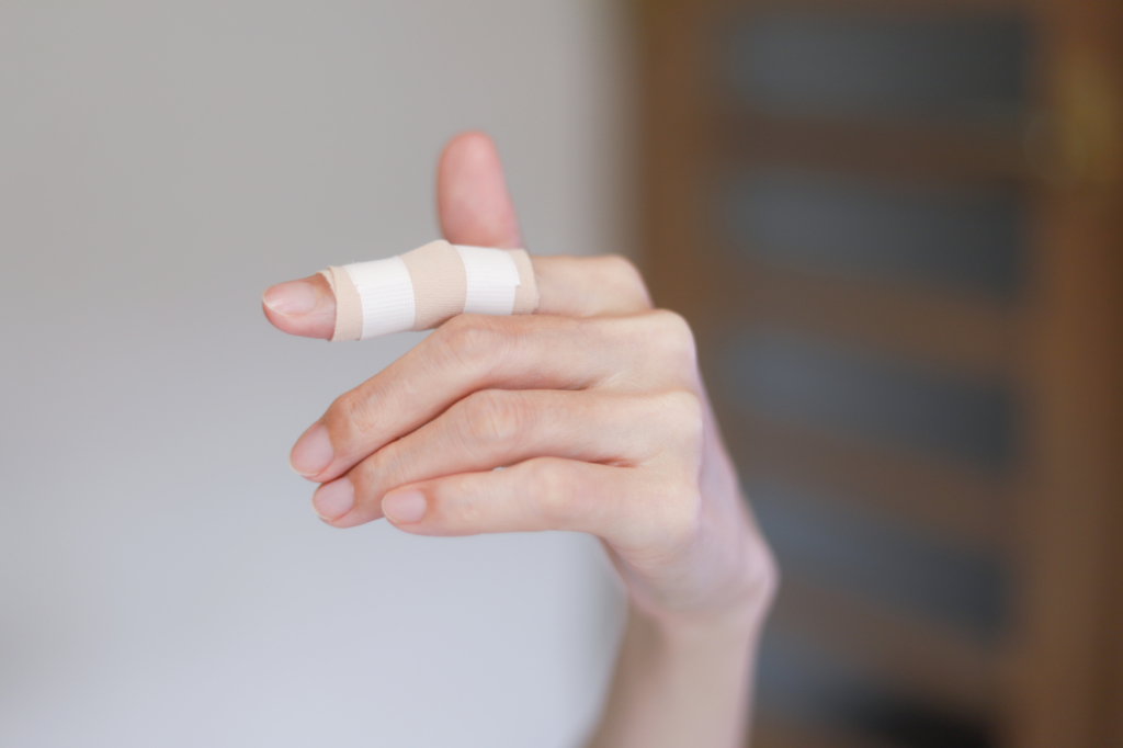 骨折 突き指 突き指の症状や骨折との見分け方や応急処置【治し方は？】