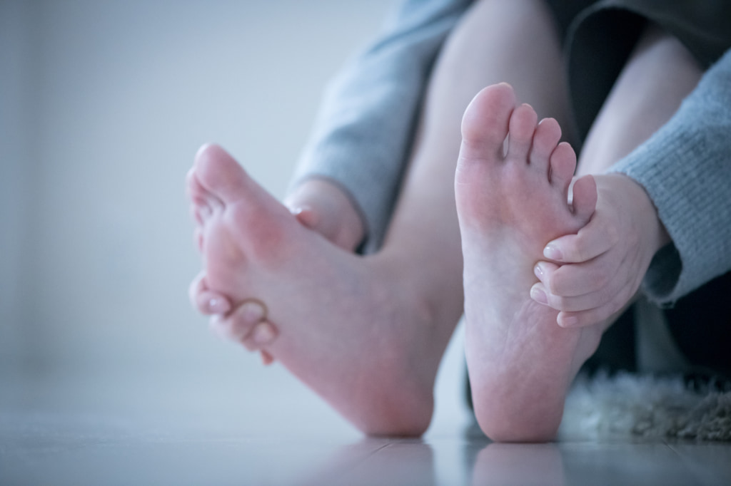 腫れ 足の指の付け根 足の裏の腫れの原因とは？もしかしたら病気かも？