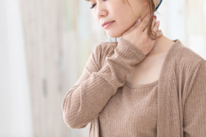大人の「片方の耳の下が痛い」は化膿性耳下腺炎の可能性大！病院行くべき？