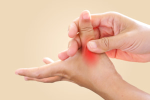 親指を曲げると痛い！付け根の痛み・突き指のテーピングの巻き方。”ばね指”の原因と対処も