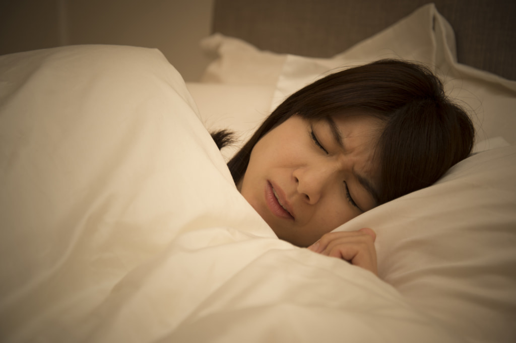 なぜ？寝ているときに歯を食いしばる原因。ストレス・嚙み合わせの問題かも
